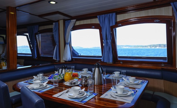 Riviera Travel, MS Mendula, Restaurant 1, Copyrights Travel Europe.jpg